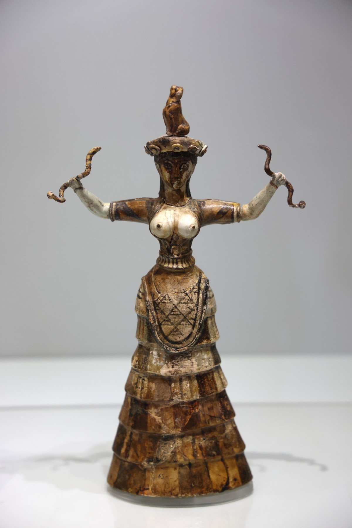Heraklion - Archaeological museum - Minoan snake goddess figurine
