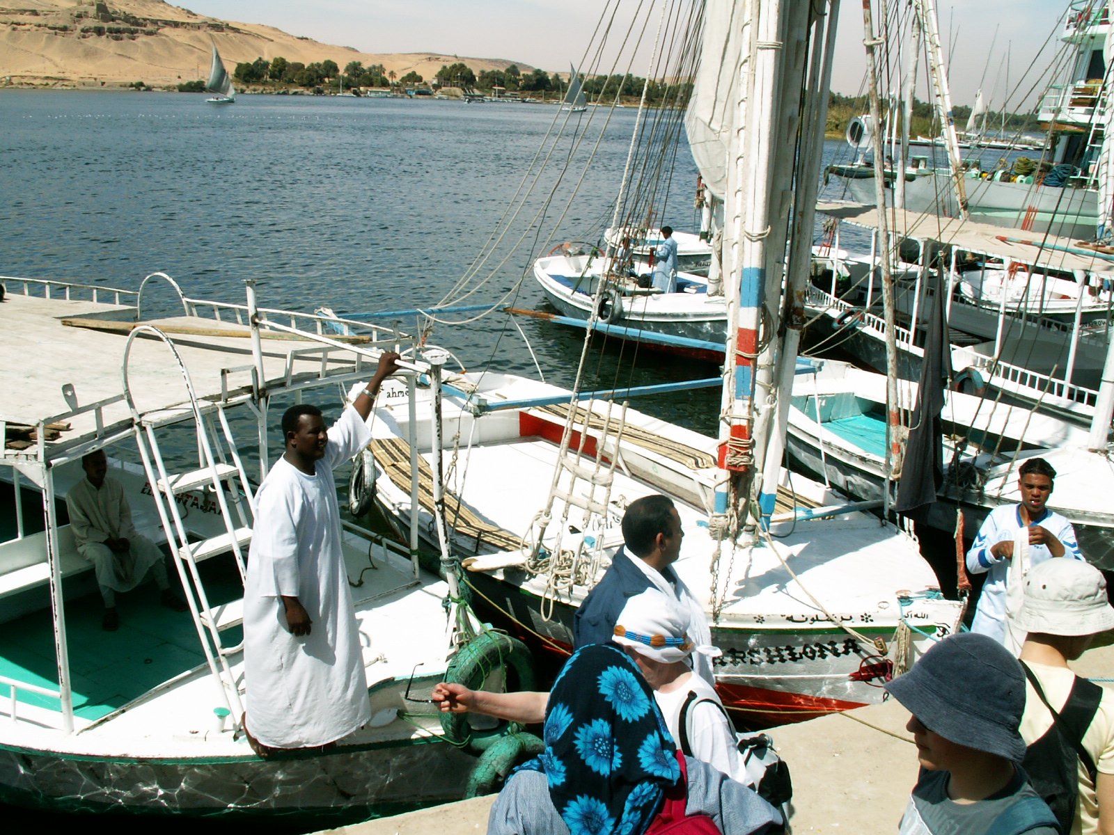 Aswan - Nile - Entering felluka