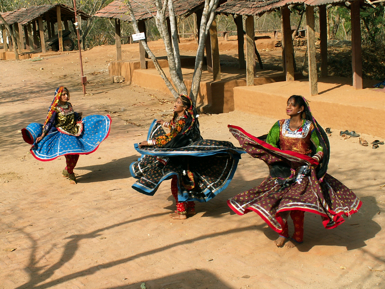 Udaipur - Shilpgram crafts village - Dancing in national costumes
