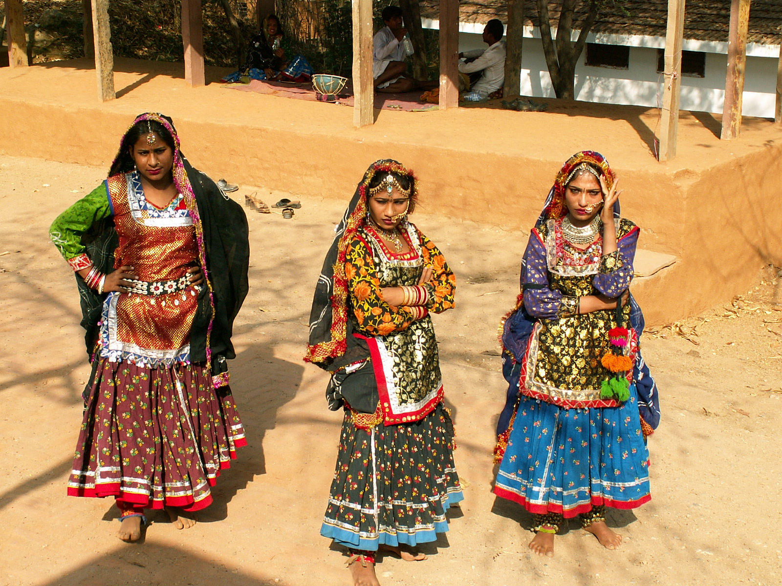 Udaipur - Shilpgram crafts village - Dancing in national costumes