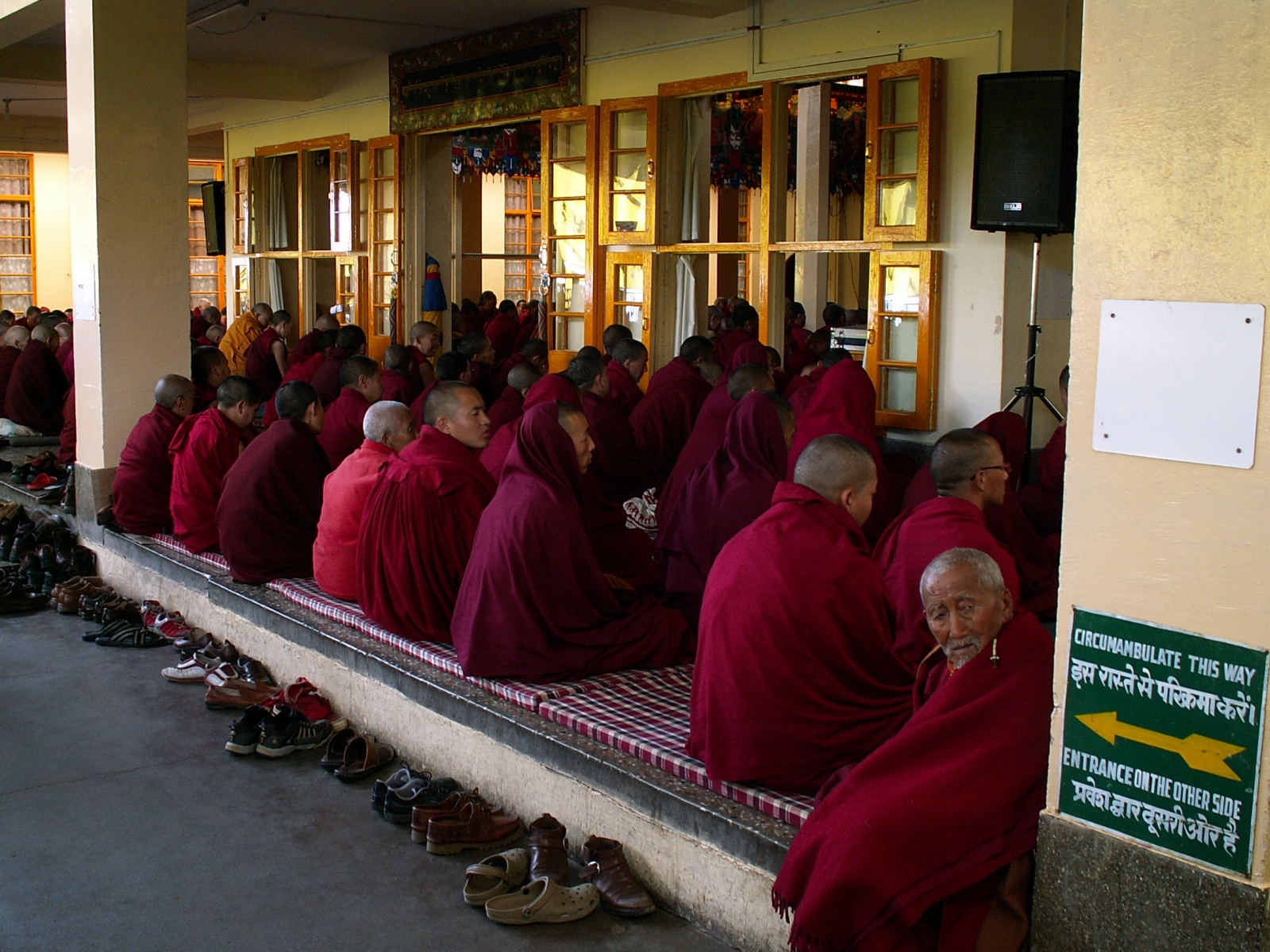 McLeod Ganj - Dalailama's residence - Tibetan monks