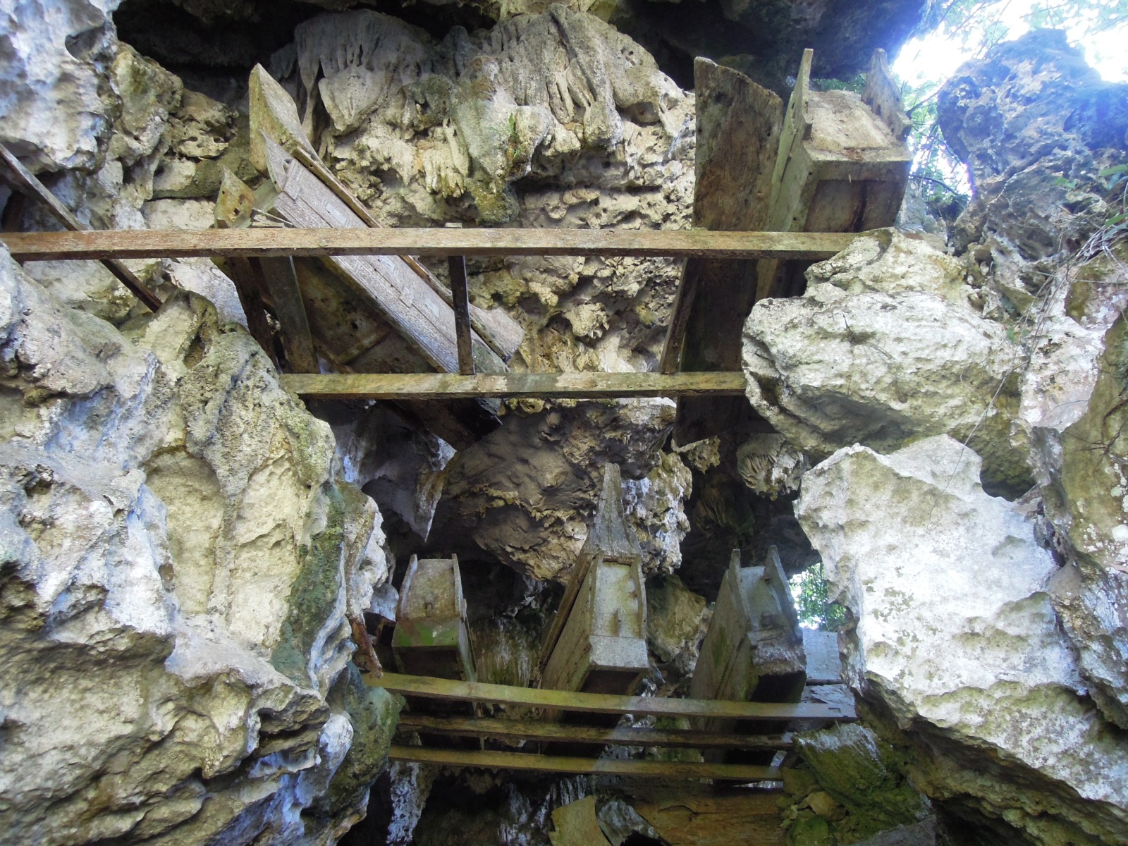 Toraja - Cave burial