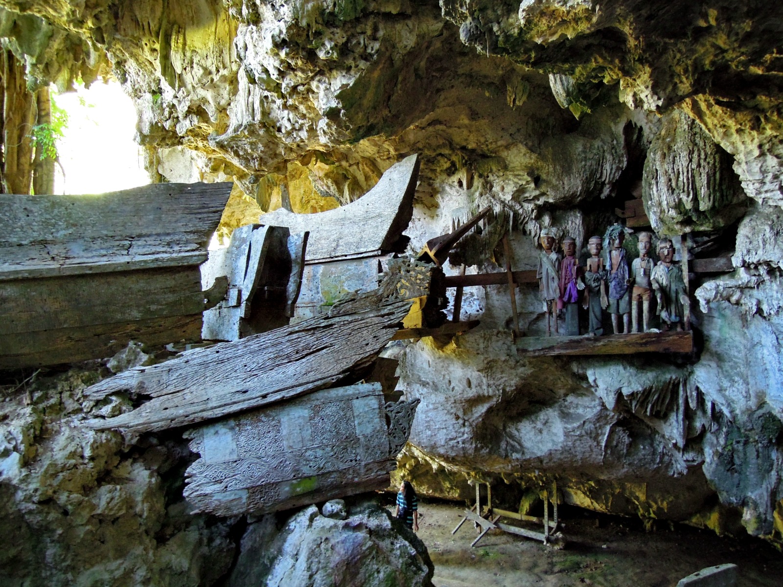Toraja - Cave burial