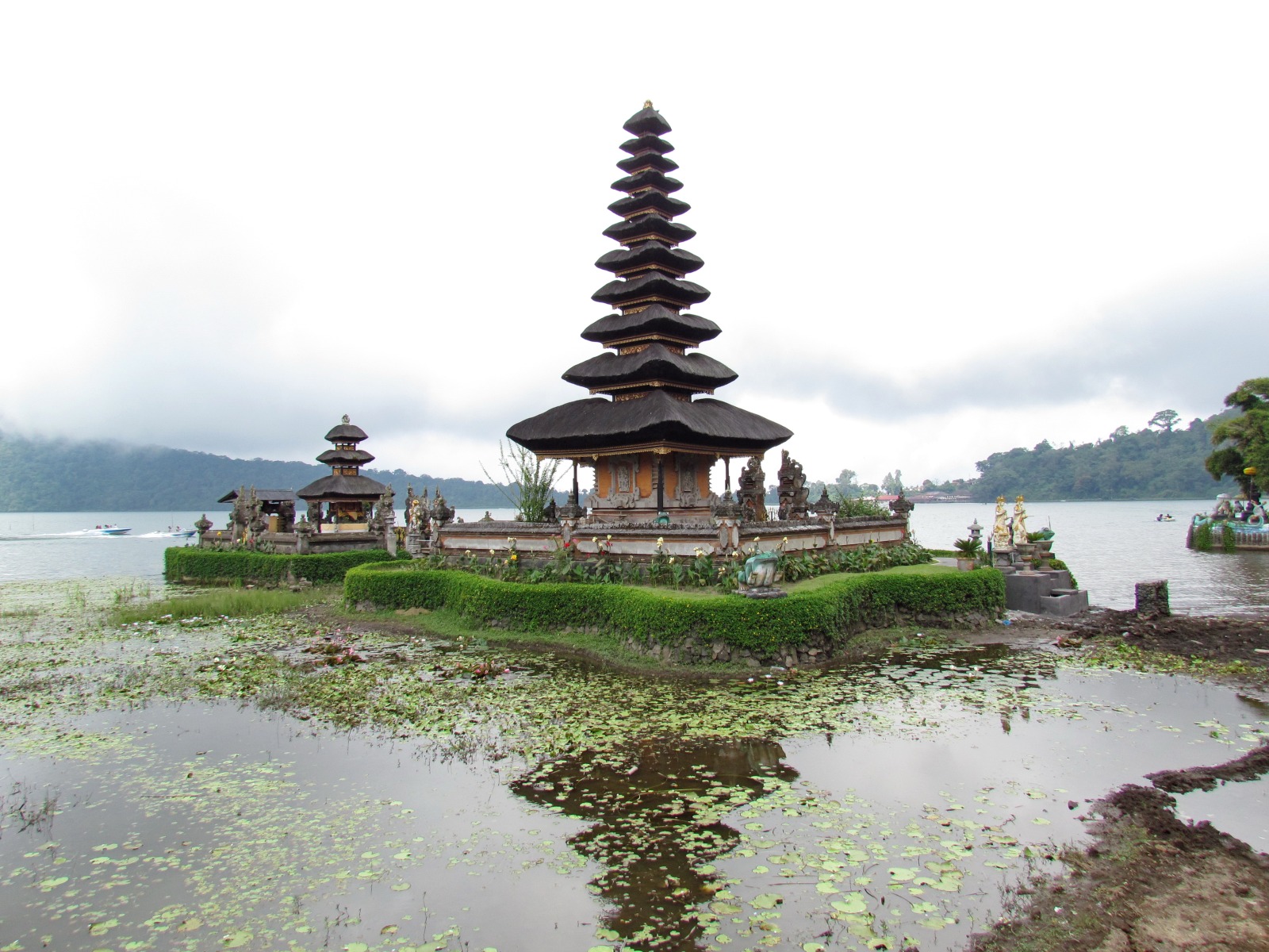 Bali - Lake Bratan temple