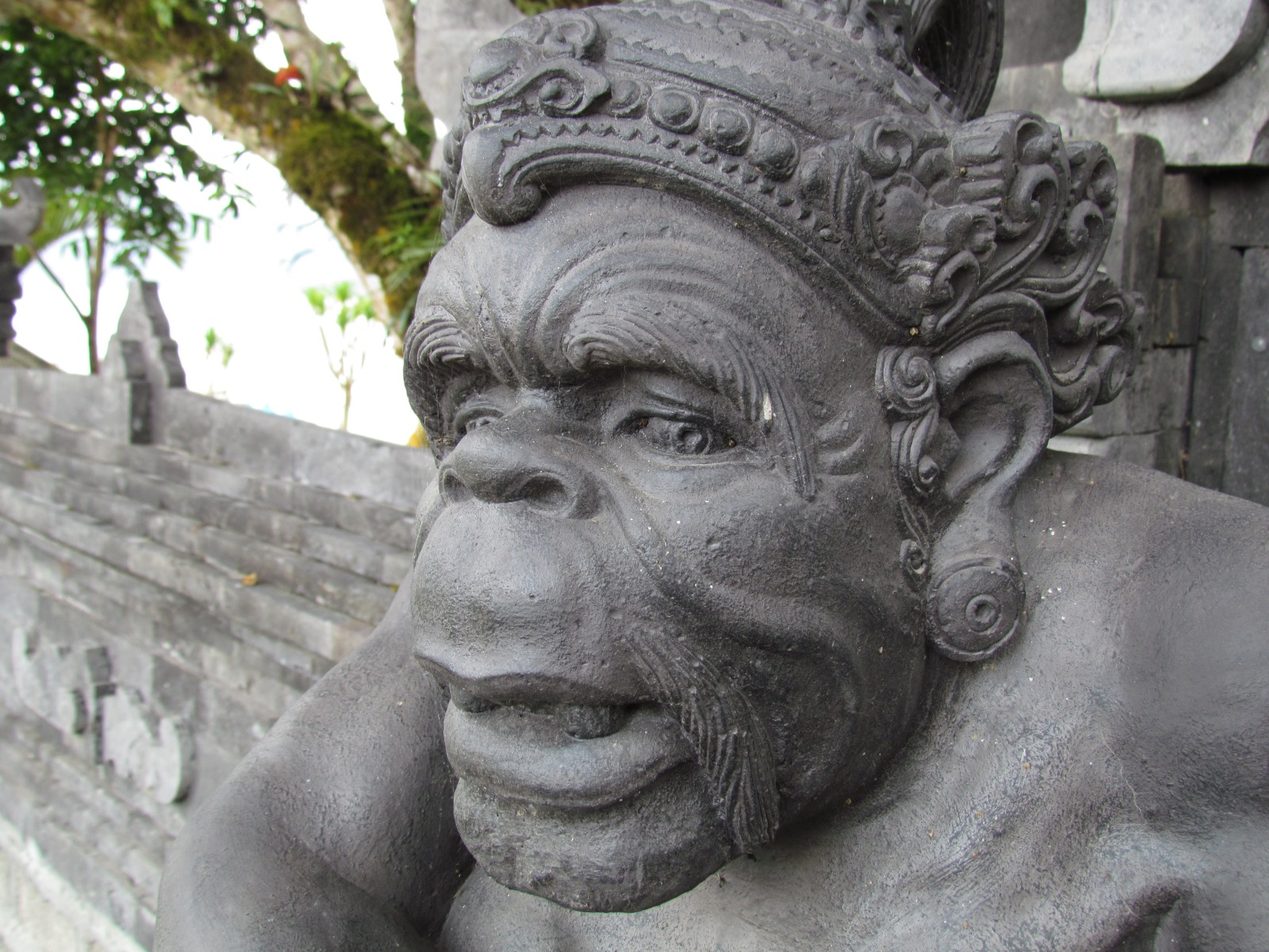 Bali - Lake Bratan temple - Gate guard statue