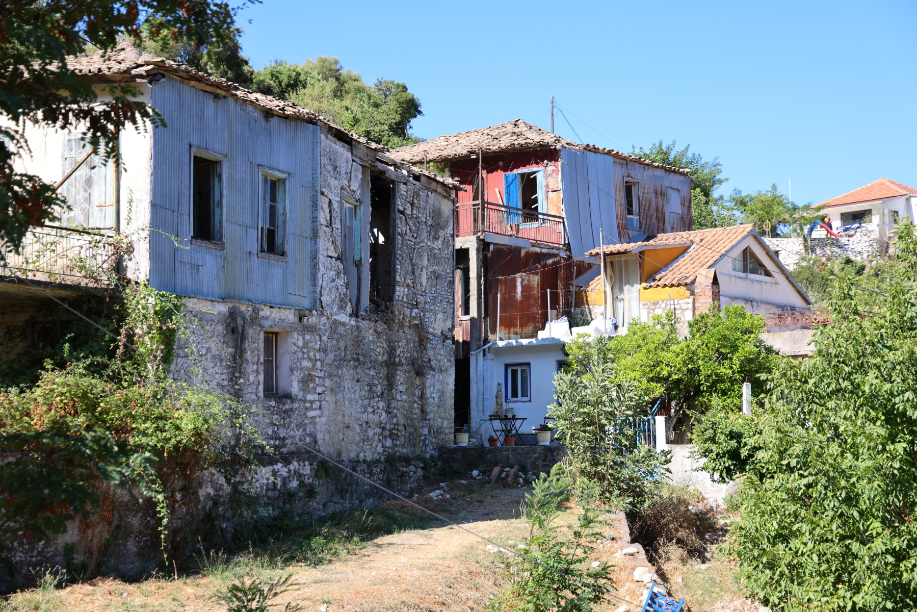 Poros village - Ruined building