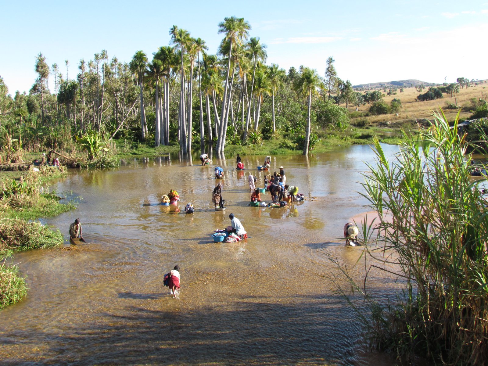 Sapphire city of Ilakaka - Washing clothes