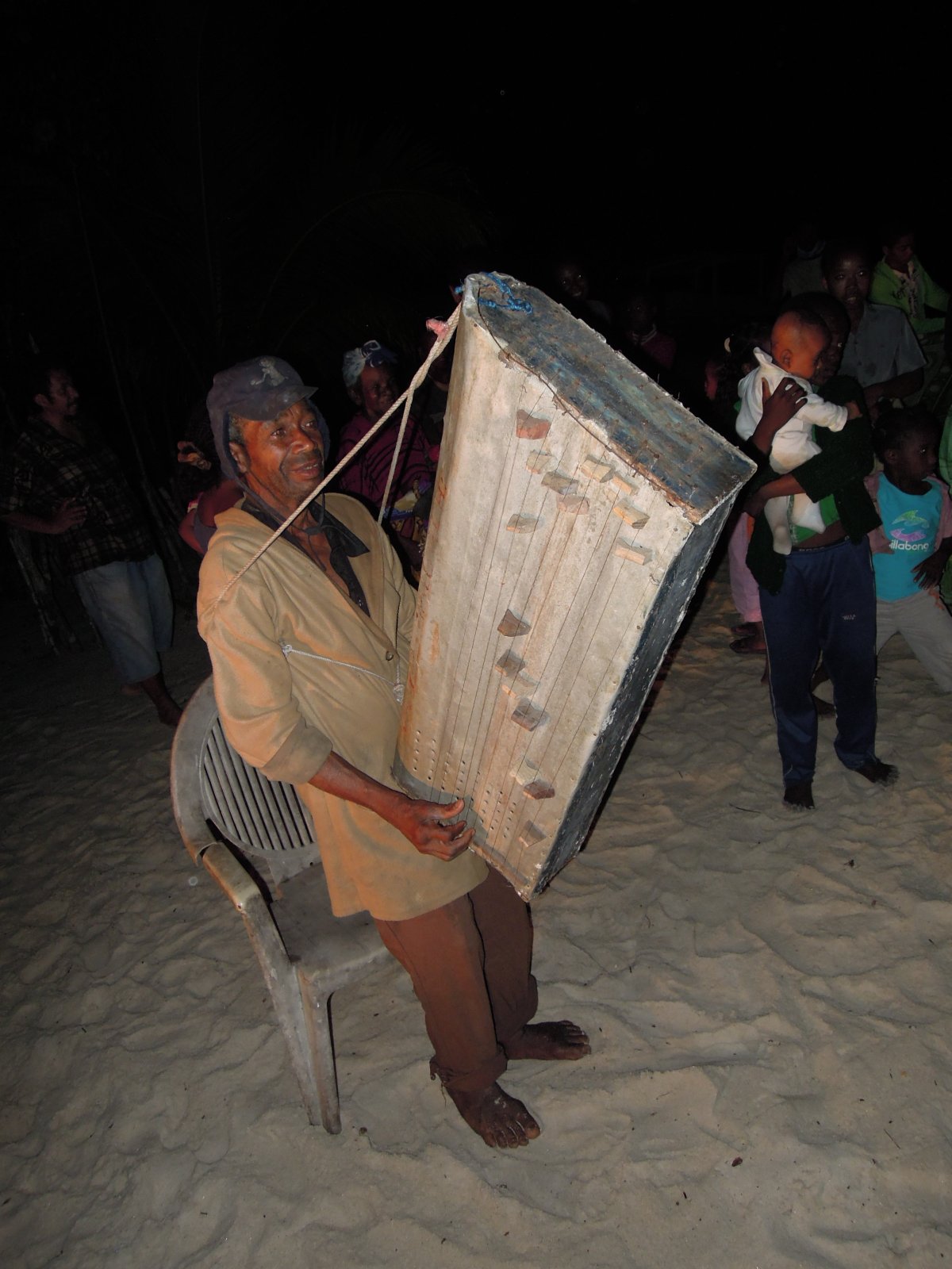 Pangalanes lakes - Local harp instrument