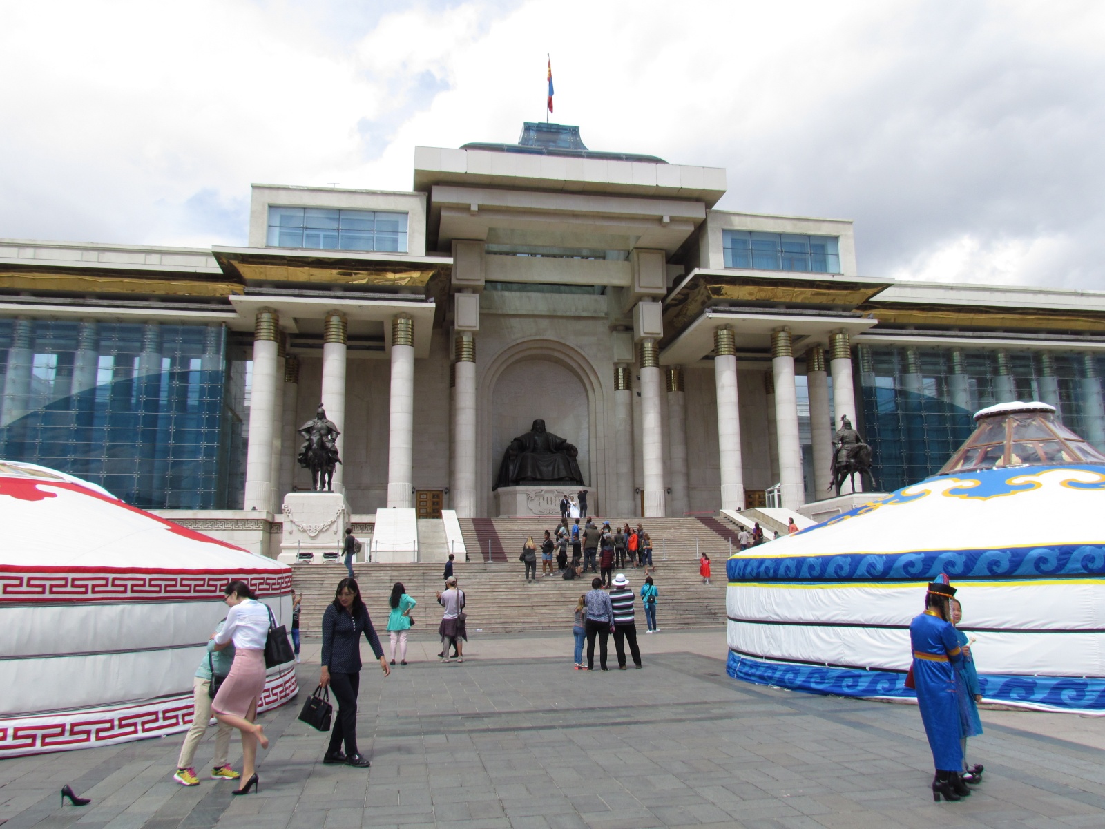 Ulaanbaatar - Sukhbaatar square - Saaral Ordon (Government Palace)