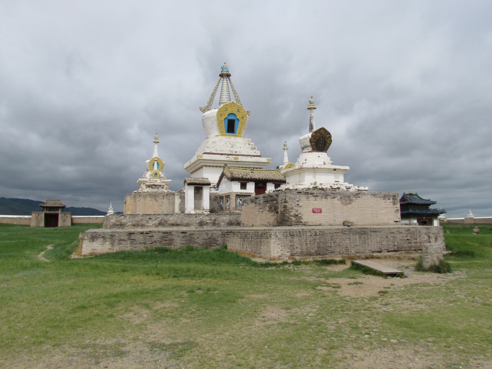 Kharkhorin - Erdene Zuu monastery - Golden stupa
