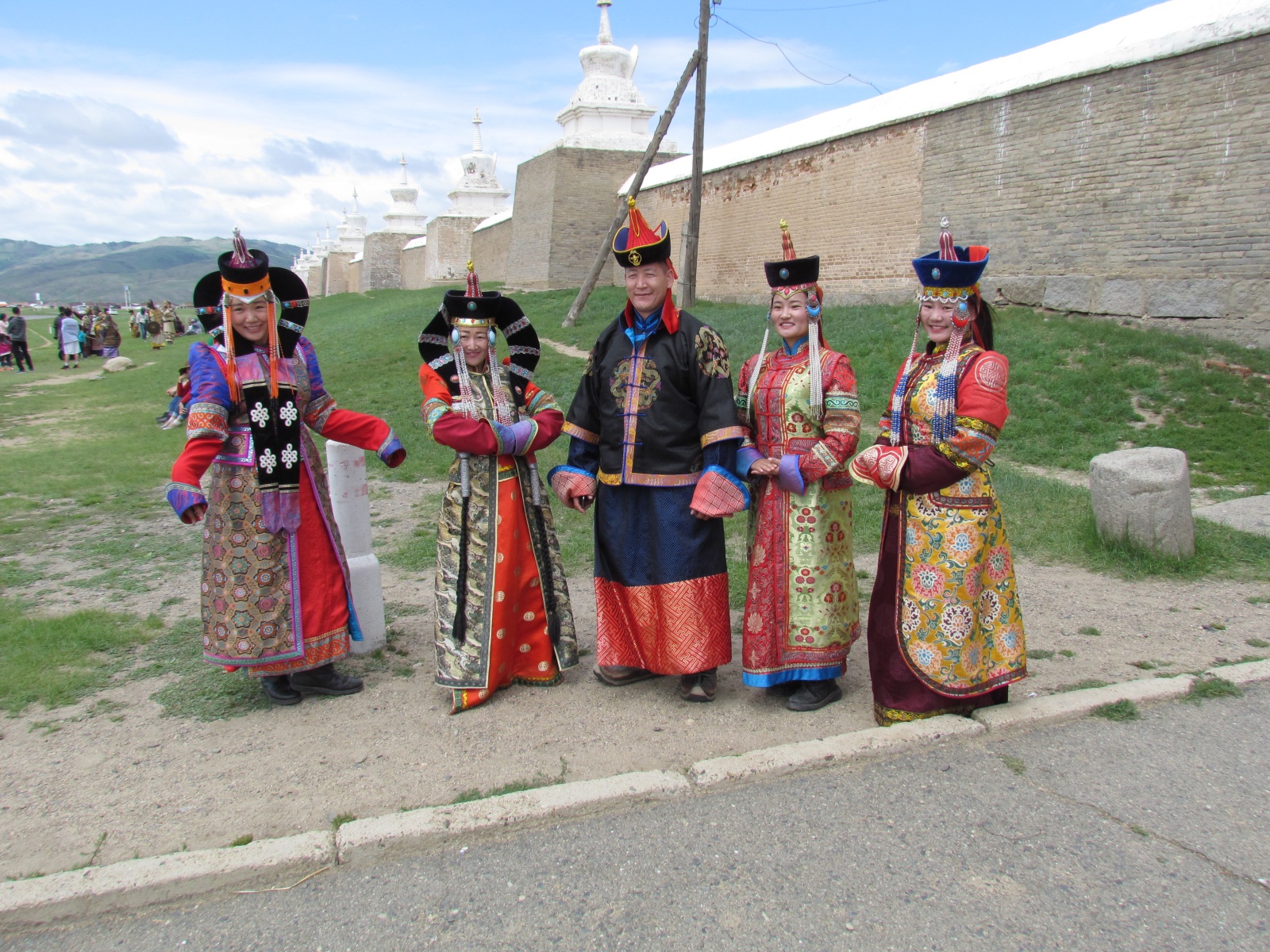 Kharkhorin - Erdene Zuu monastery - Traditional clothing