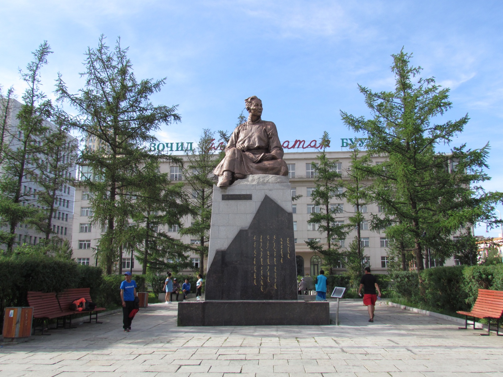 Ulaanbaatar - Along Peace avenue - Statue
