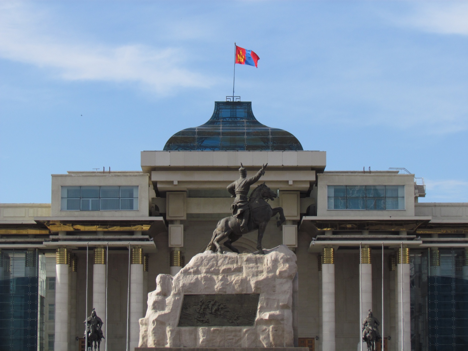 Ulaanbaatar - Sukhbaatar square - Damdin Sukhbaatar statue