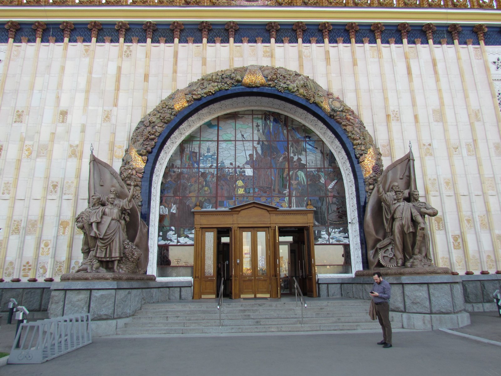 VDNKh - Pavilion No. 58 'Agriculture' - Entrance