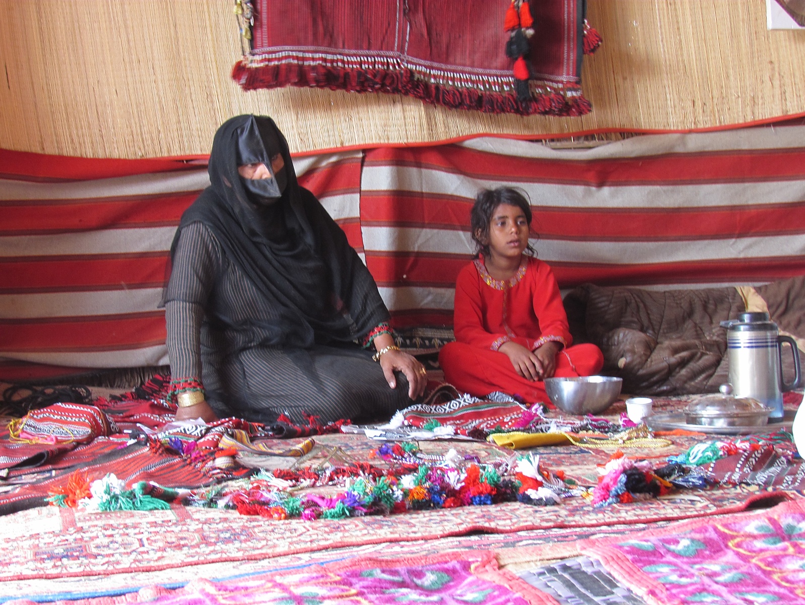 Wahiba Sands desert - Beduin tent - Beduin women