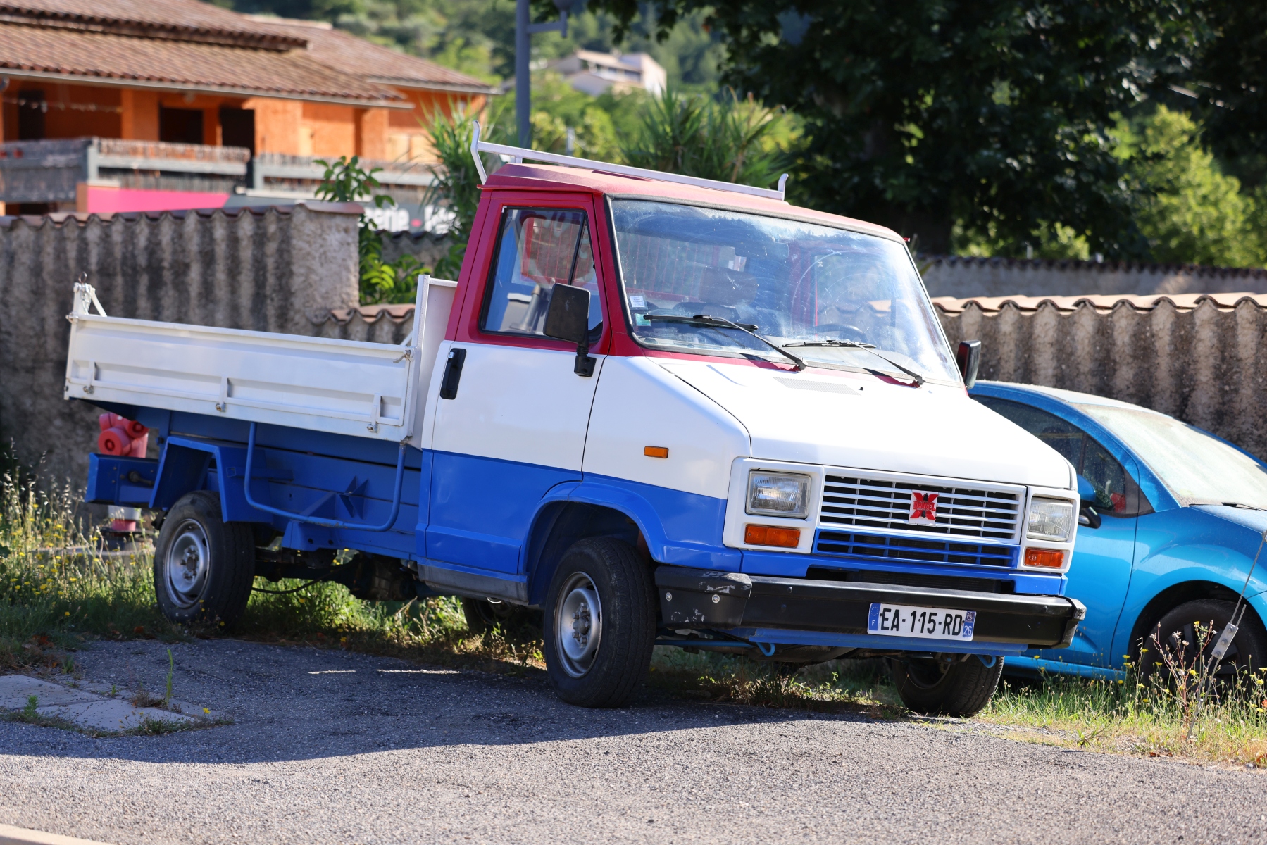 Digne-les-Bains - Truck in French flag colors