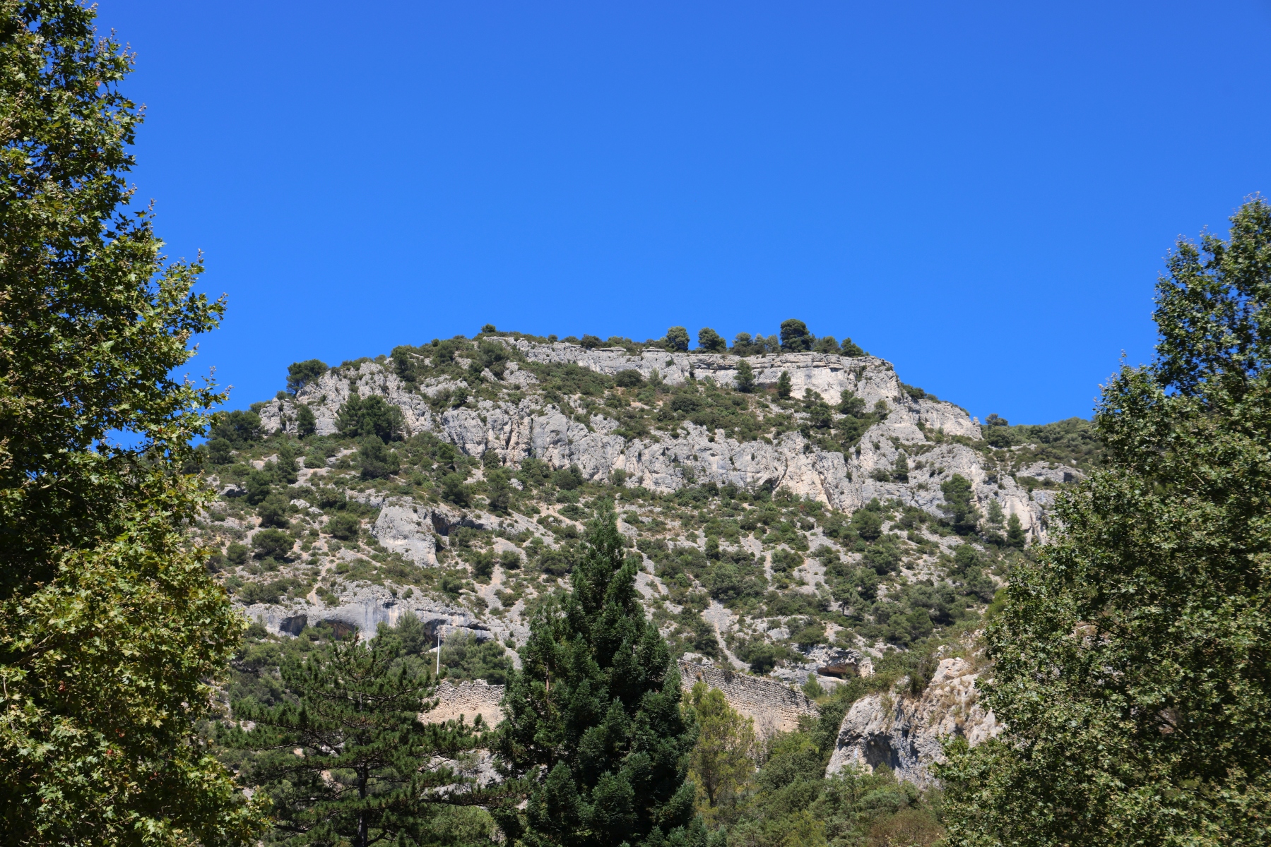 Fontaine de Vaucluse - Mountains