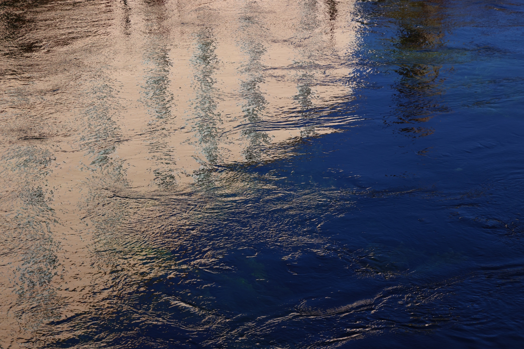 Fontaine de Vaucluse - Water reflection