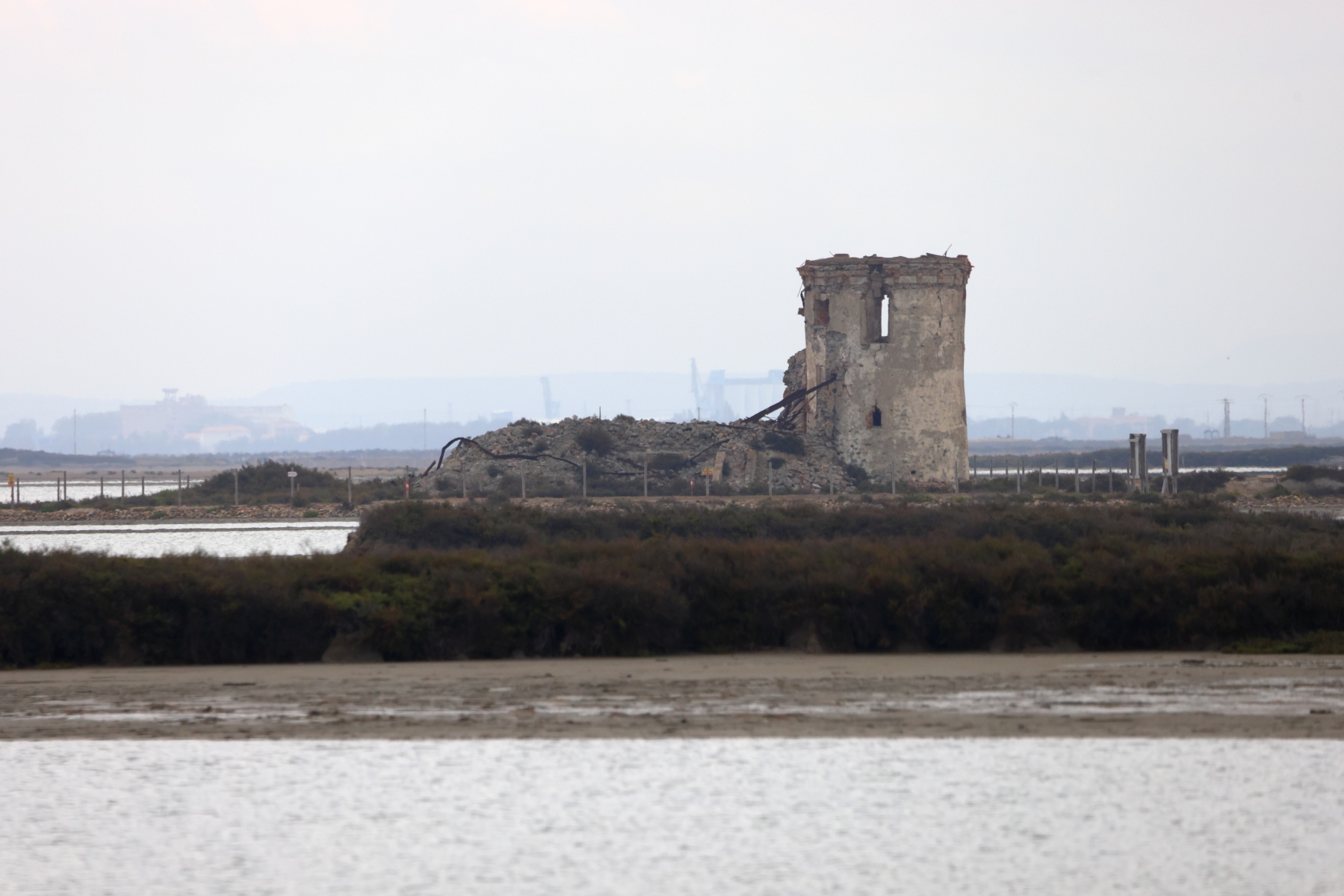 Plage de la Courbe - Ancient Faraman lighthouse