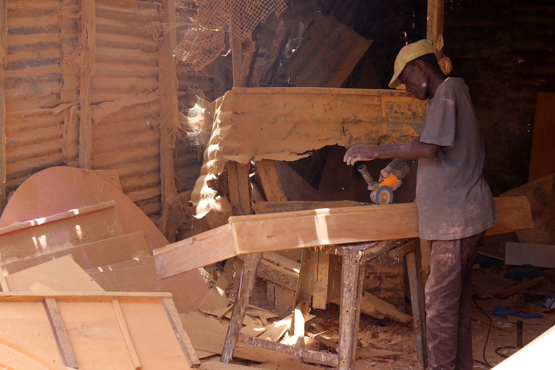 Banjul - Albert market - Wood worker