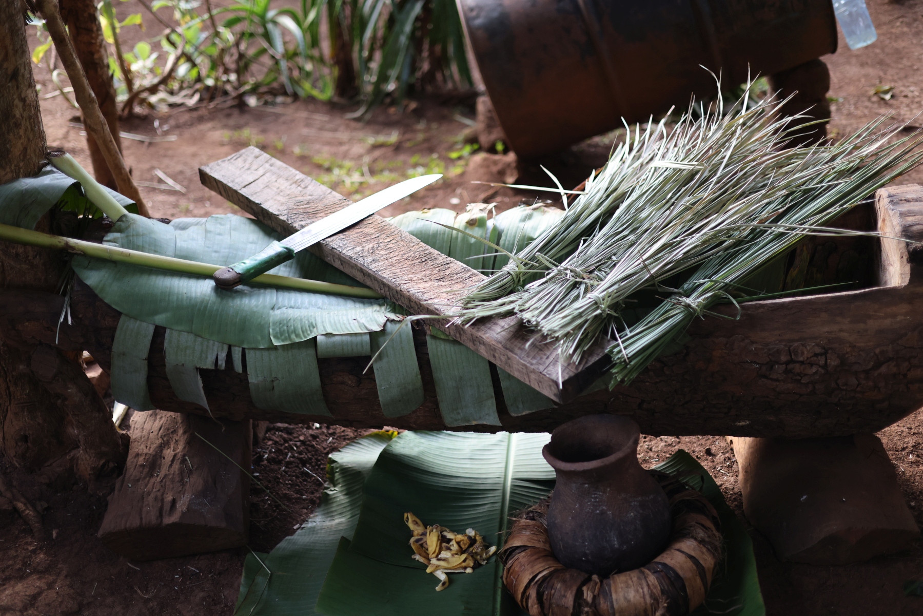 Uganda - Kibale National Park - Banana man workshop