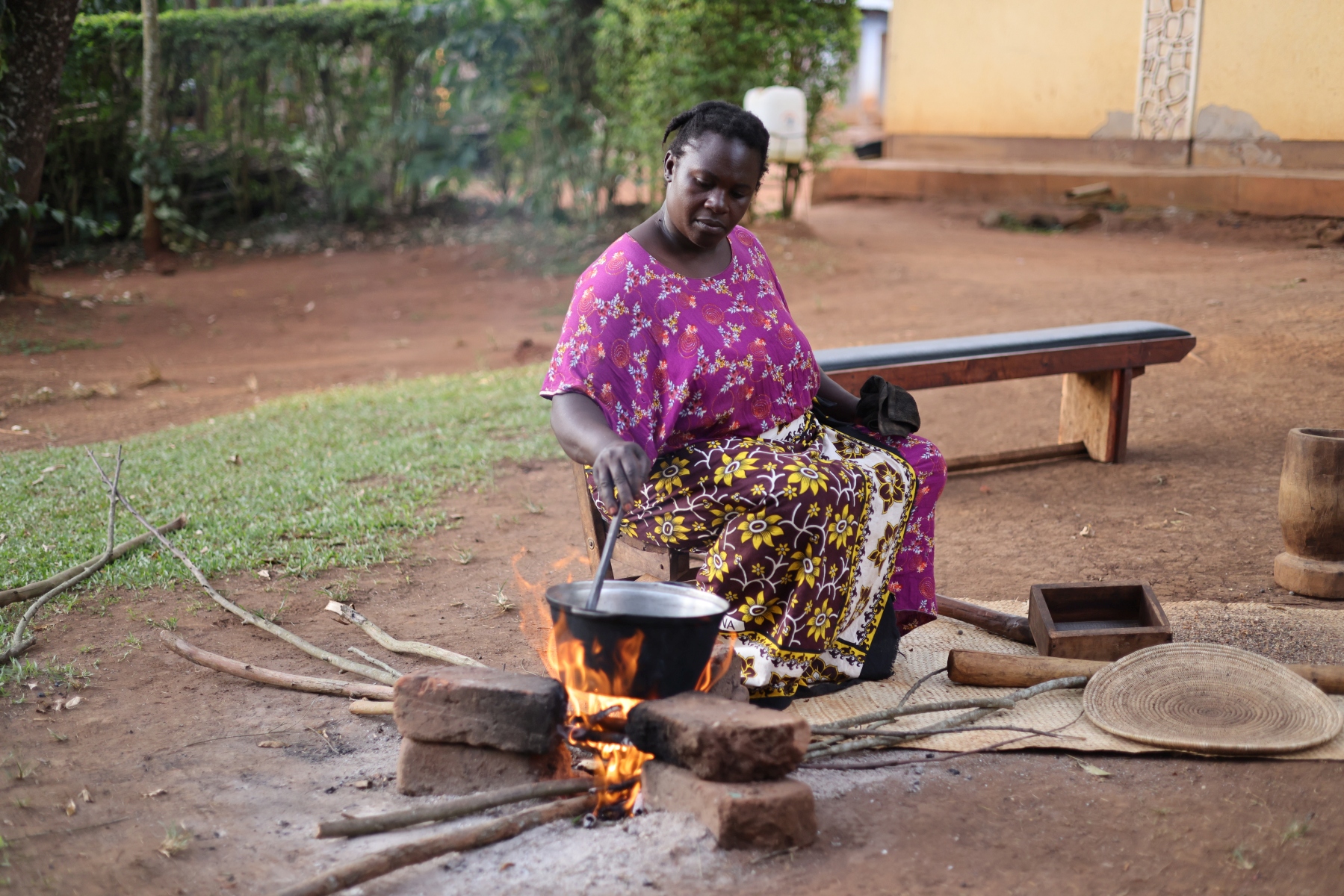 Uganda - Kibale National Park - Roasting coffee