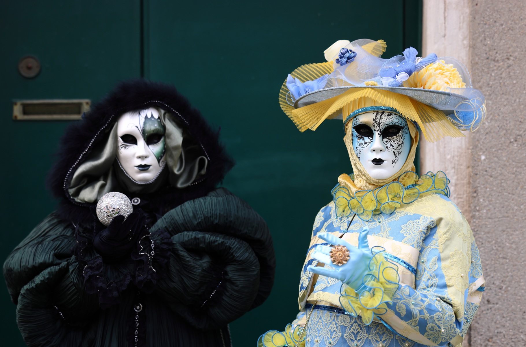 Arsenale - Black and yellow masks