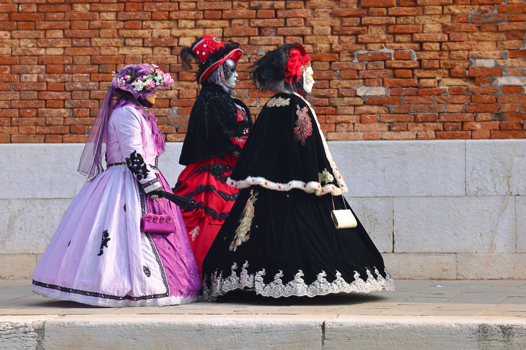 Arsenale - Walking masks