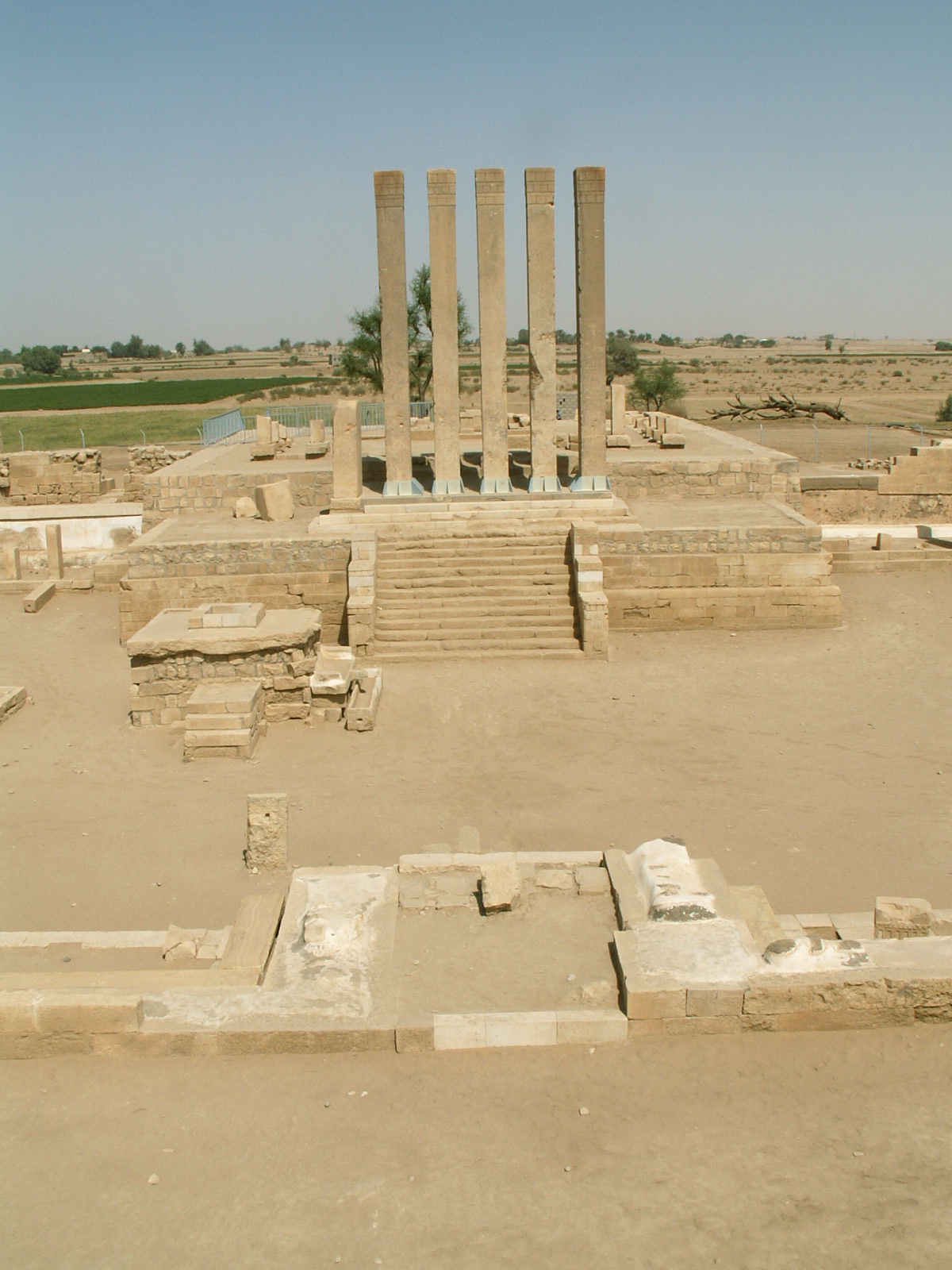 Ma'rib - Ruins of Arsh Bilqish temple