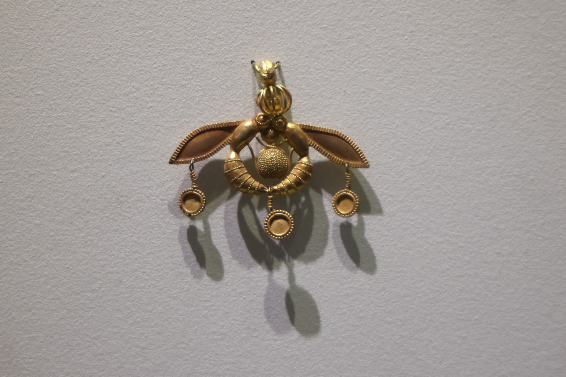 Heraklion - Archaeological museum - The bee pendant