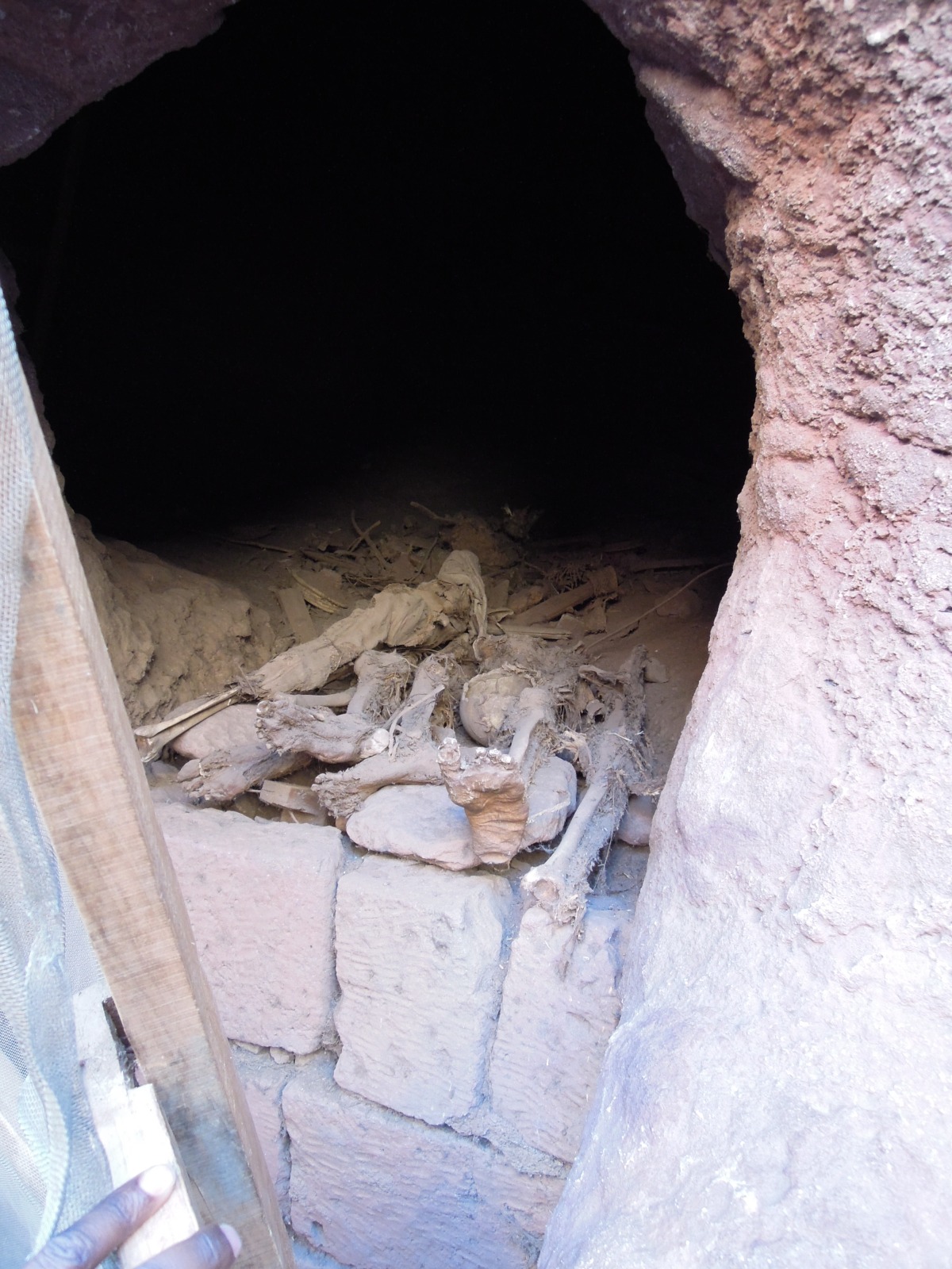 Lalibela - Biete Giyorgis - Pilgrim mummies