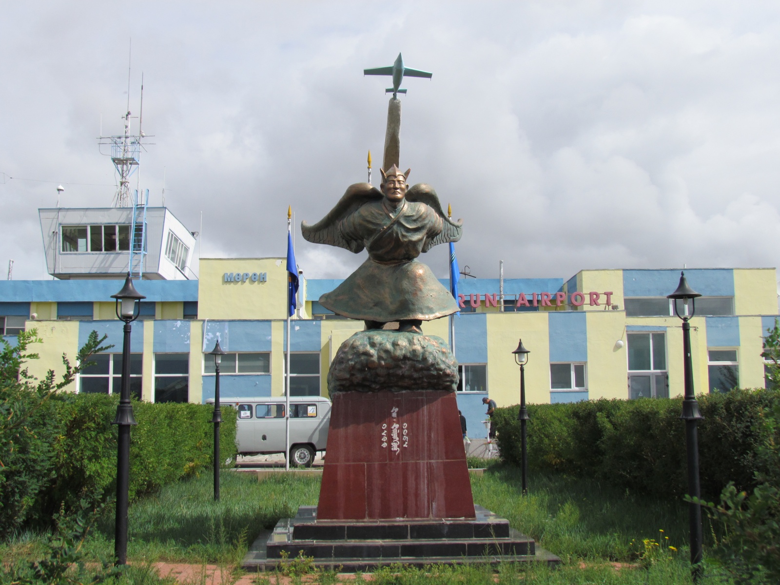 Murun airport - Khainzangiin Gelenkhuu statue