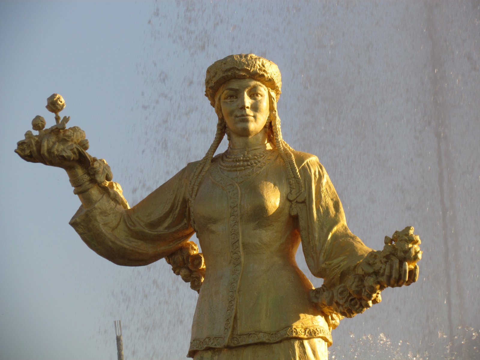VDNKh - Fountain 'Friendship of the people' - Statue