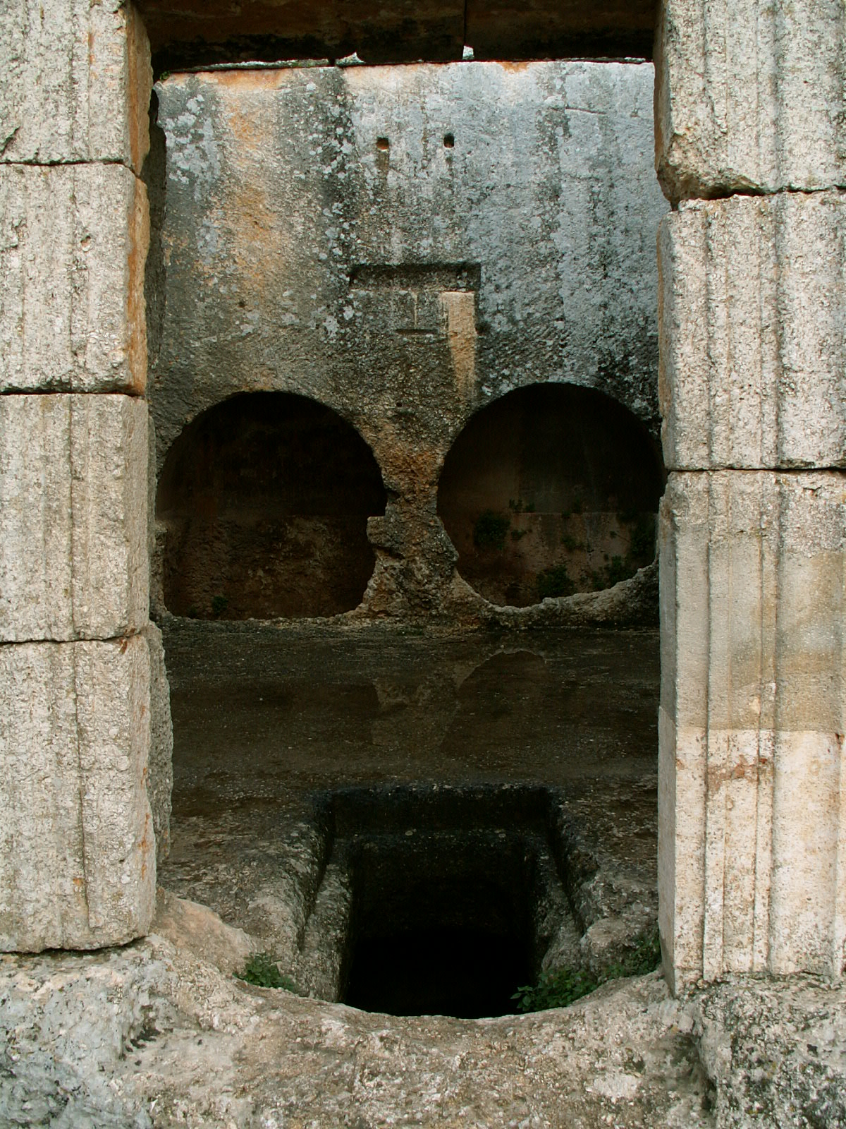 Qal'at Samaan - St. Simeon's monastery - Tombs