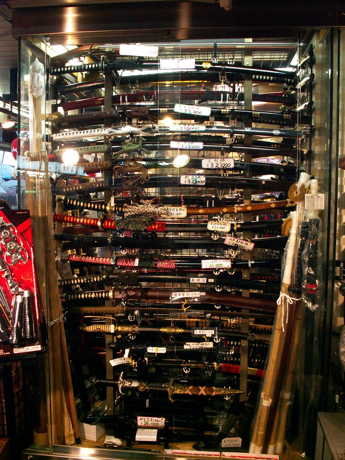 Asakusa - Senso-Ji shrine - Katanas