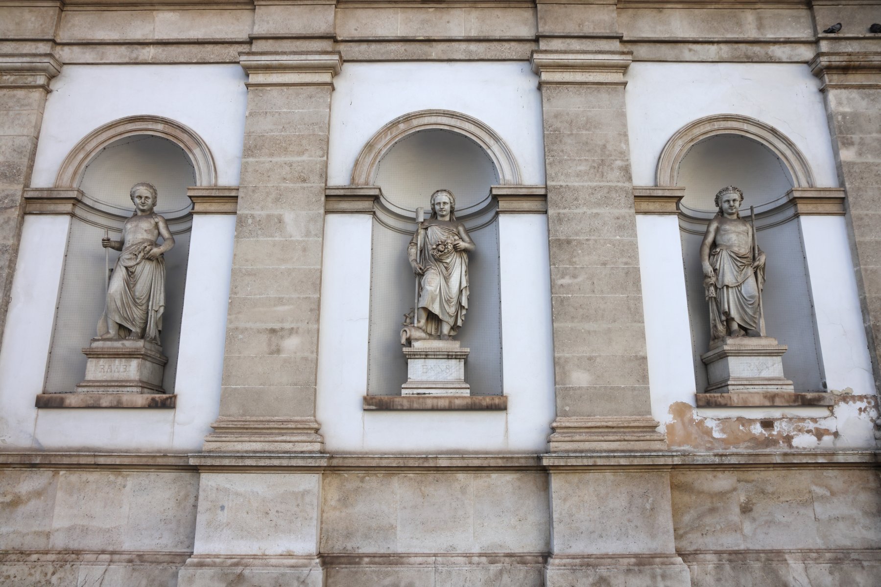 Albertina - Statues