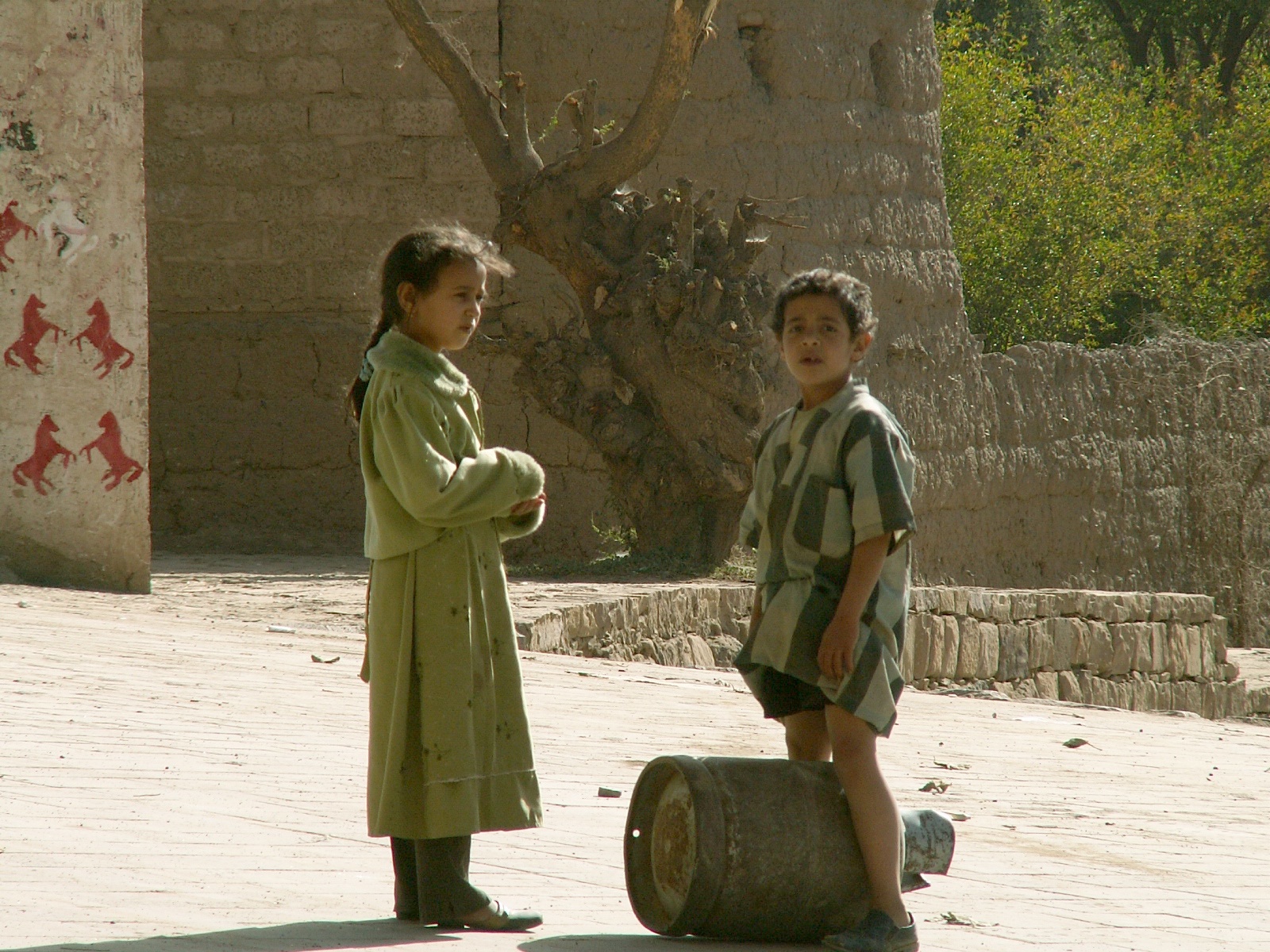 Wadi Dhar - Dar al Hajjar - Children and gas bottle